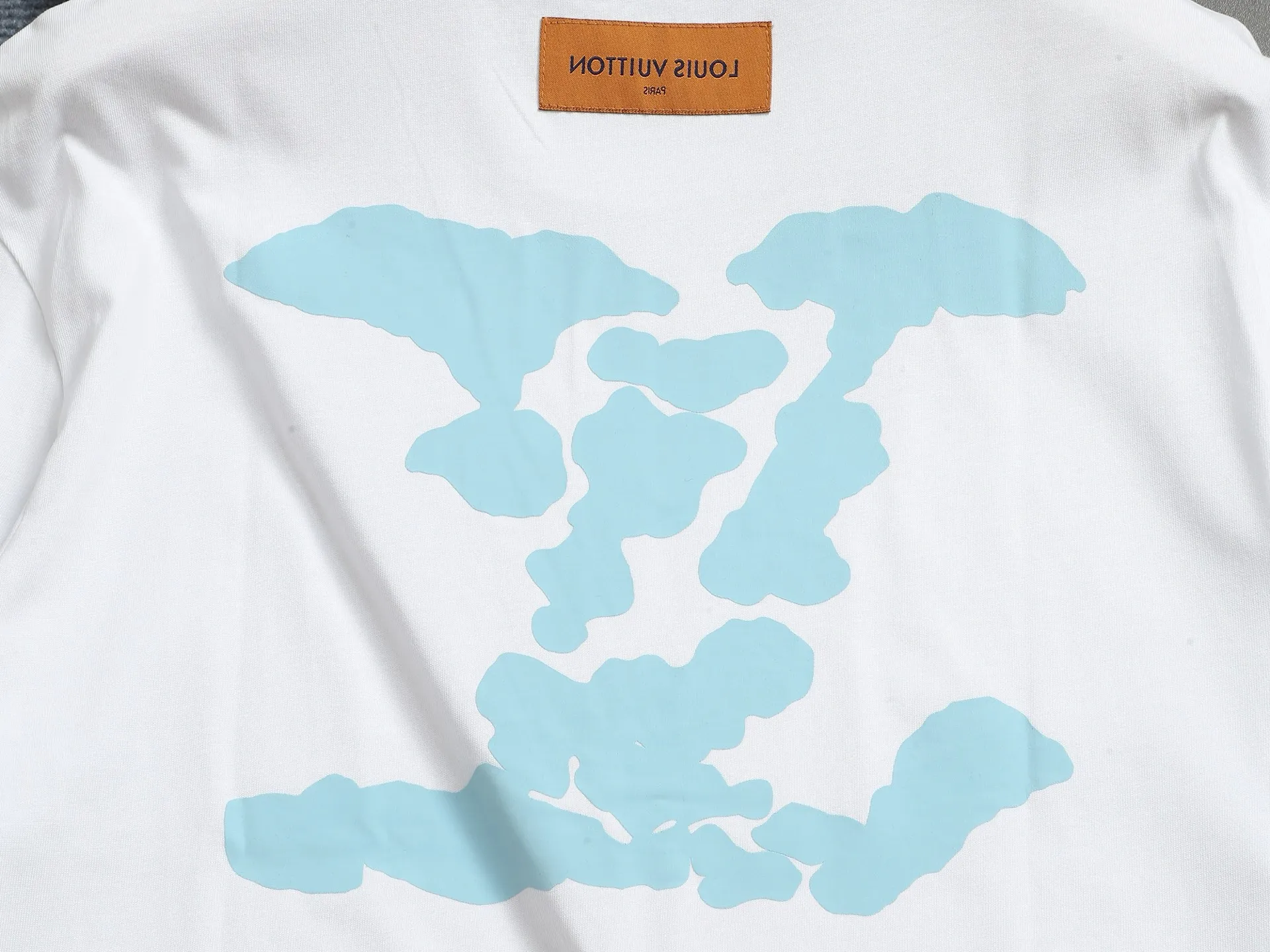 🅿️170 LouisVuitton/Louis Vuitton Foam printed T-shirt short sleeves High quality🔥High version Super iconic brand logo printing pattern The original printing is reproduced one to one, using imported puree and graffiti craftsmanship. The fabric is made of pure combed cotton. It is fresh and comfortable to match with sports shoes. Suitable for shopping and dating. When layered, it looks like a blogger. Low-key and tasteful. Original fabric 260g double yarn with high weight, 100% combed cotton, custom-woven and dyed with no color difference, no pressure in and out of the counter, through-shoulder strapping process, increased washing life of clothes, no deformation, high version digital printing process, no fading, bright colors, the same style as Internet celebrity stars, regardless of age, body shape or gender, super eye-catching, very fashionable ❤️❤️, very comfortable in hand, super texture, fashionable and individual, super versatile and good-looking, a must-have for everyone Better match for couples. Hang tag, collar label, washed wheat, all three labels are complete! ! Loose fit, same style for men and women Color: black/white/color blue Size: XS S M L